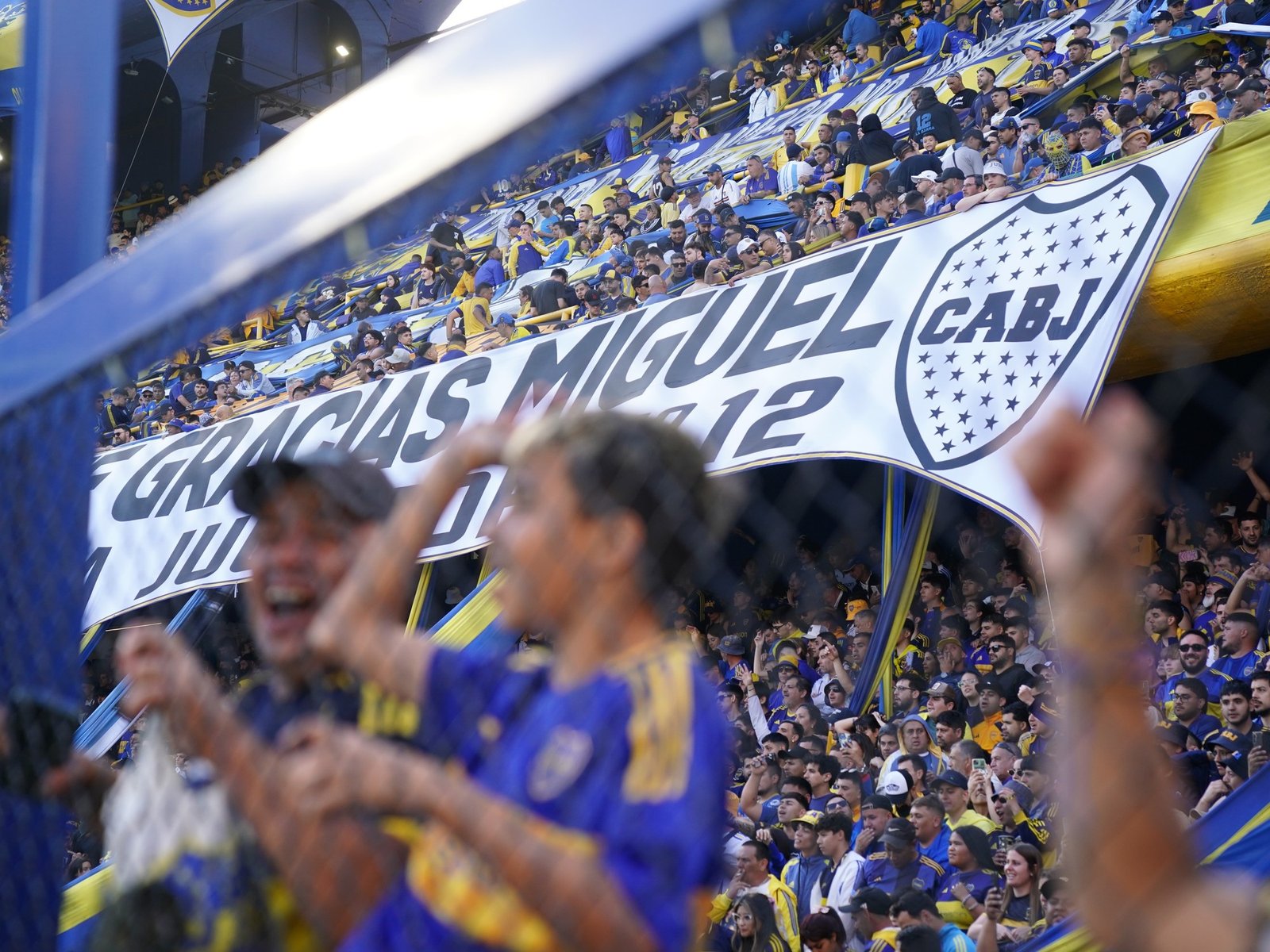 bandera de Riquelme, emotivo video y Úbeda junto a Paredes con una camiseta al cielo