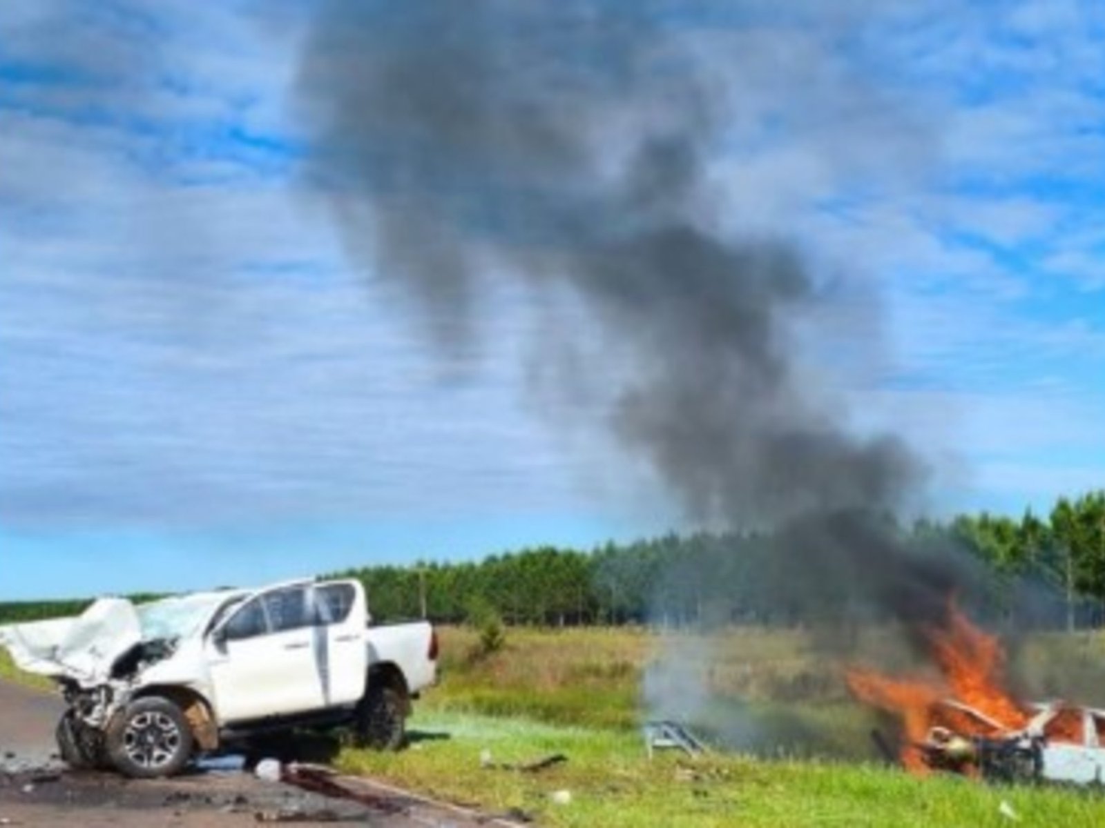 chocaron dos camionetas, una se incendió