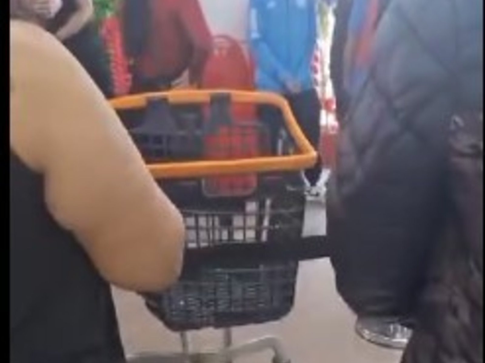 comerciantes golpean a cachetadas a un nene en un bazar chino por tocar un peluche y los clientes se atrincheran