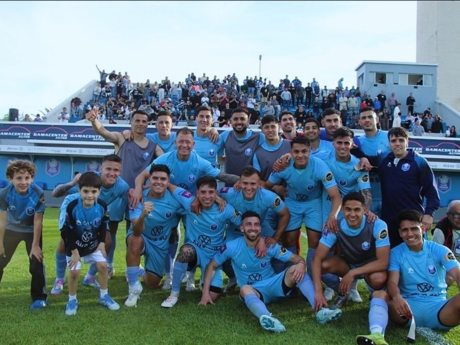 de ser el amo del vóleibol argentino bajo el ala de Tinelli a cambiar de deporte y pelota para estar un paso de la Primera Nacional