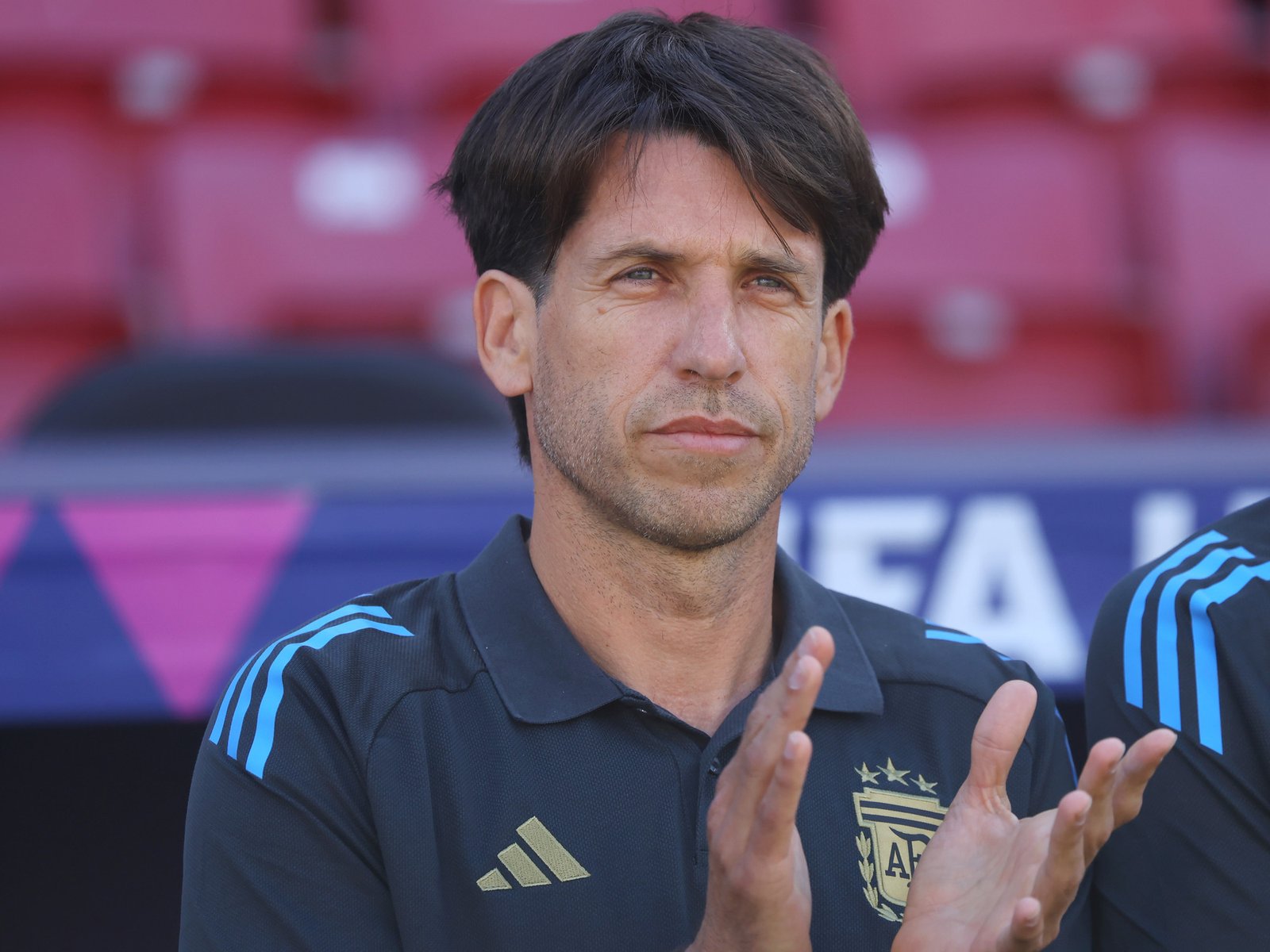 el DT de la Sub 20 de Argentina que pasó casi un mes preso y tuvo una escandalosa pelea con Caruso Lombardi