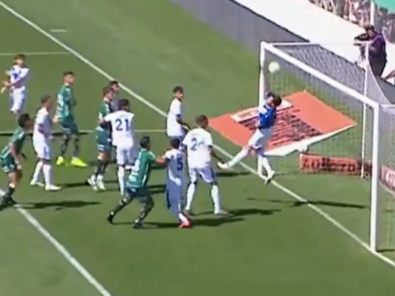 el arquero de Vélez evitó cuatro goles olímpicos de Sarmiento de Junín en cuatro minutos