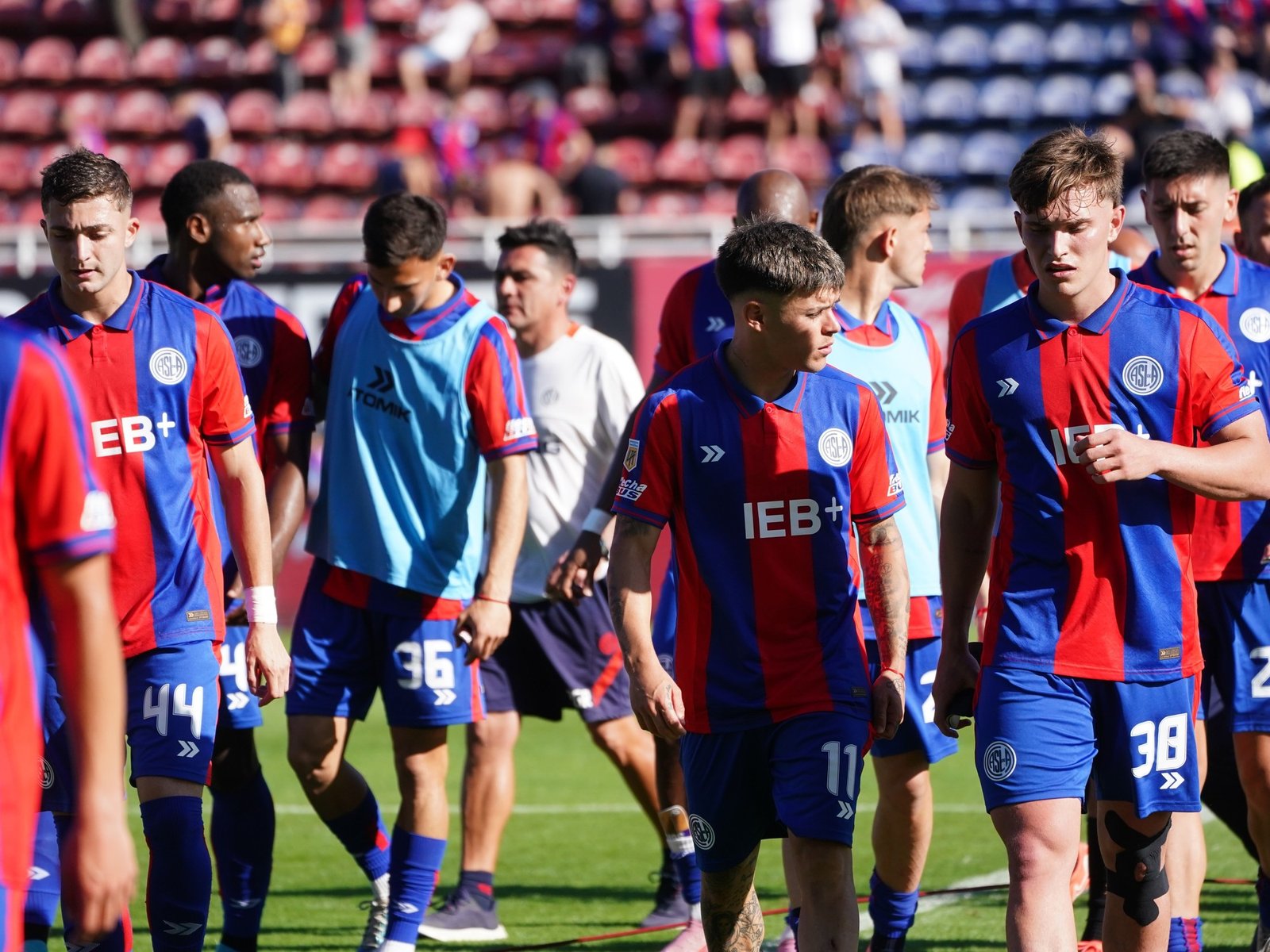 el plantel está en alerta por una deuda salarial y preocupado por la situación de Marcelo Moretti