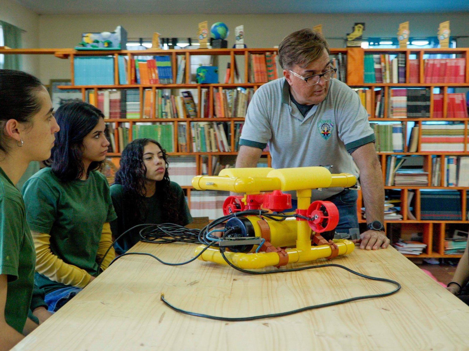 el taller de Misiones donde un profesor convierte la técnica en un servicio a la comunidad