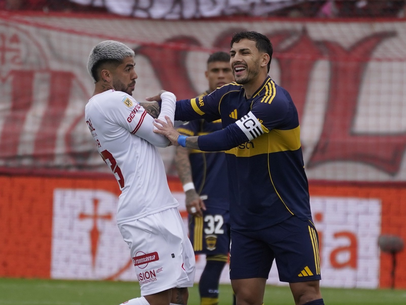 forcejeo, amarilla para los dos y roja en la siguiente jugada