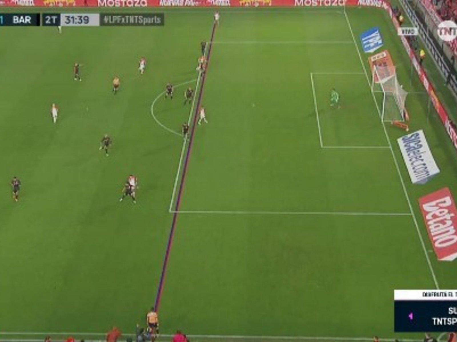 gol anulado y fallos dudosos para que el equipo de Tapia siga arriba en el Grupo A