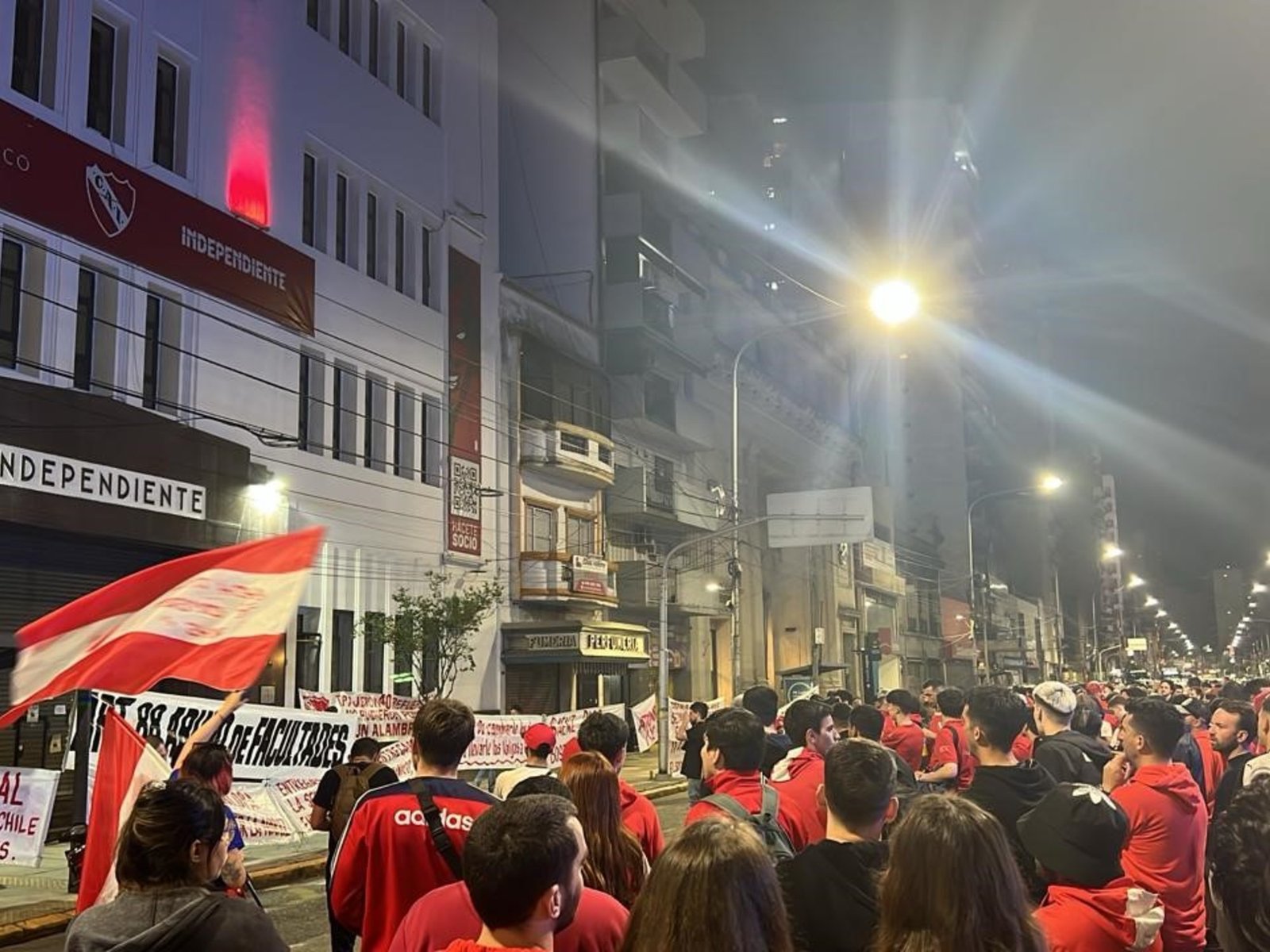 la dirigencia aprobó un cambio de marca de ropa, pero los hinchas presionan para frenarlo