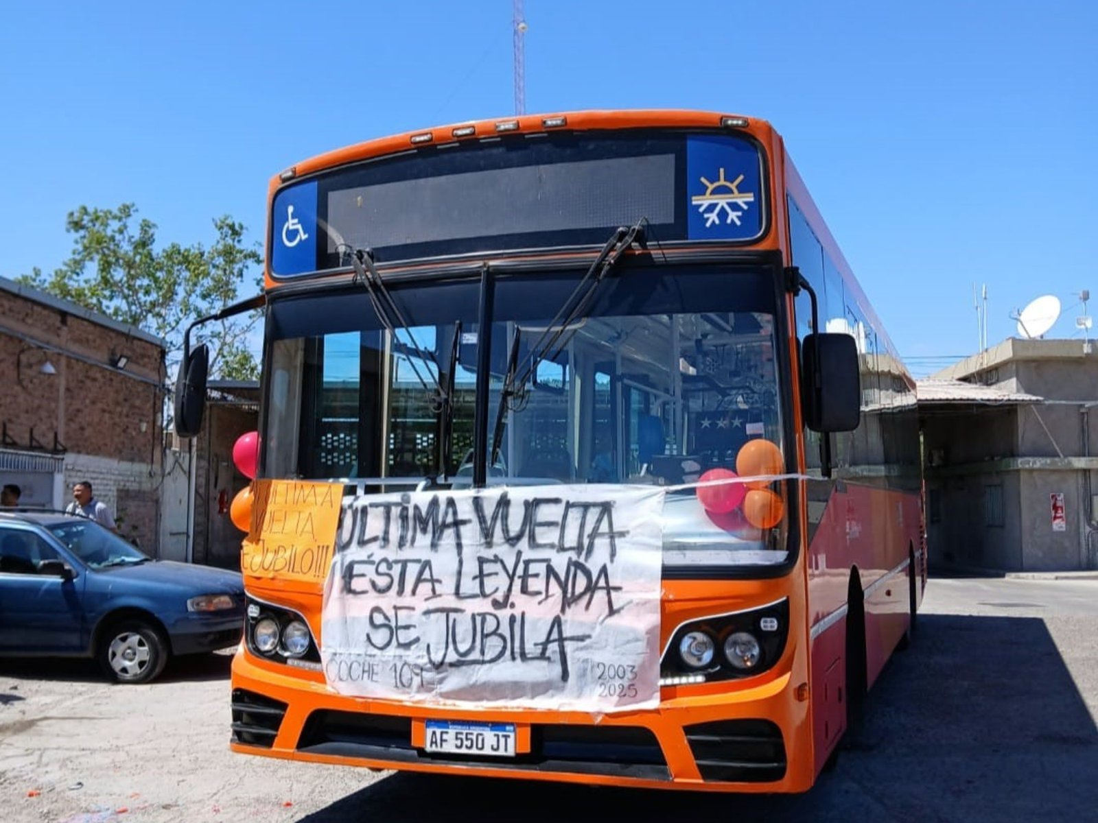 la emocionante despedida que recibió un chofer de colectivo el día de su jubilación