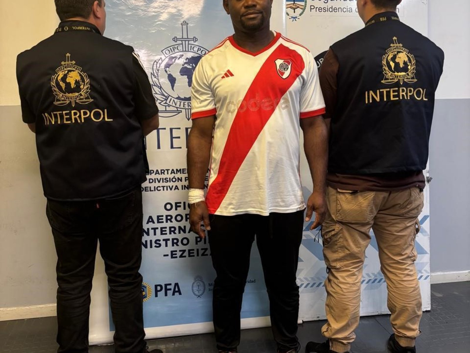 lo buscaban por millonarias estafas virtuales, y es la primera captura mundial con alerta plateada de Interpol