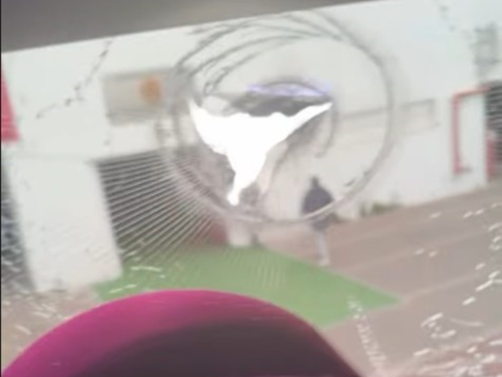 los hinchas de la Universidad arrojaron piedras al micro de Lanús y le rompieron un vidrio en la previa de la semifinal de la Copa Sudamericana