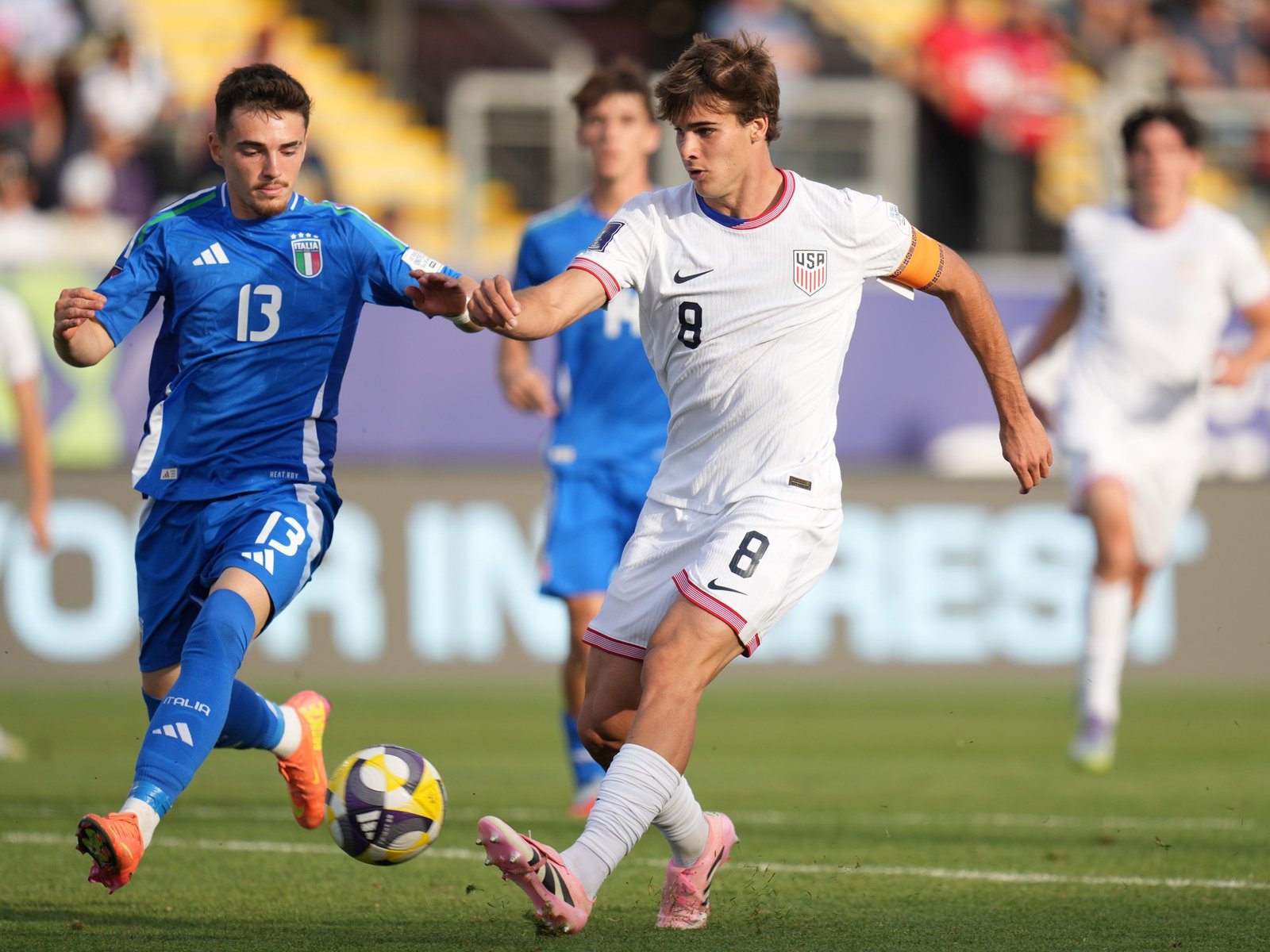 metió un doblete para que Estados Unidos le gane a Italia, es el goleador y está en cuartos