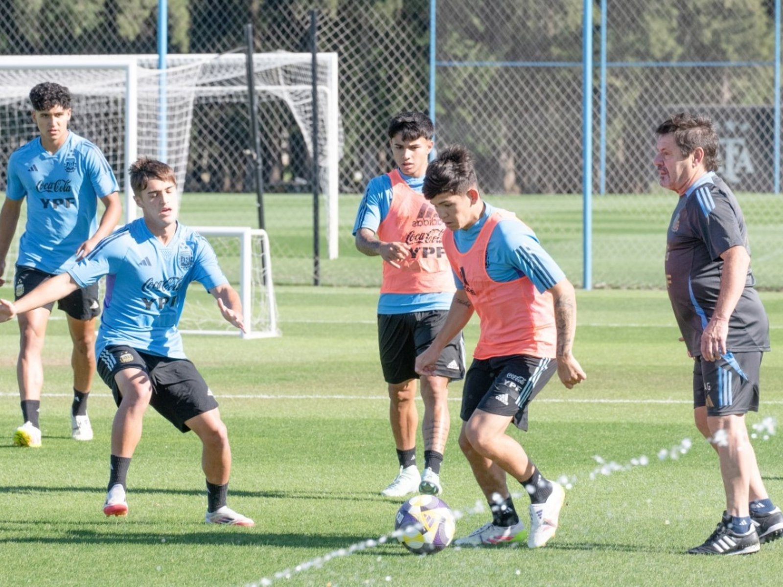 qué grupo le tocó y cuándo debuta la Selección juvenil