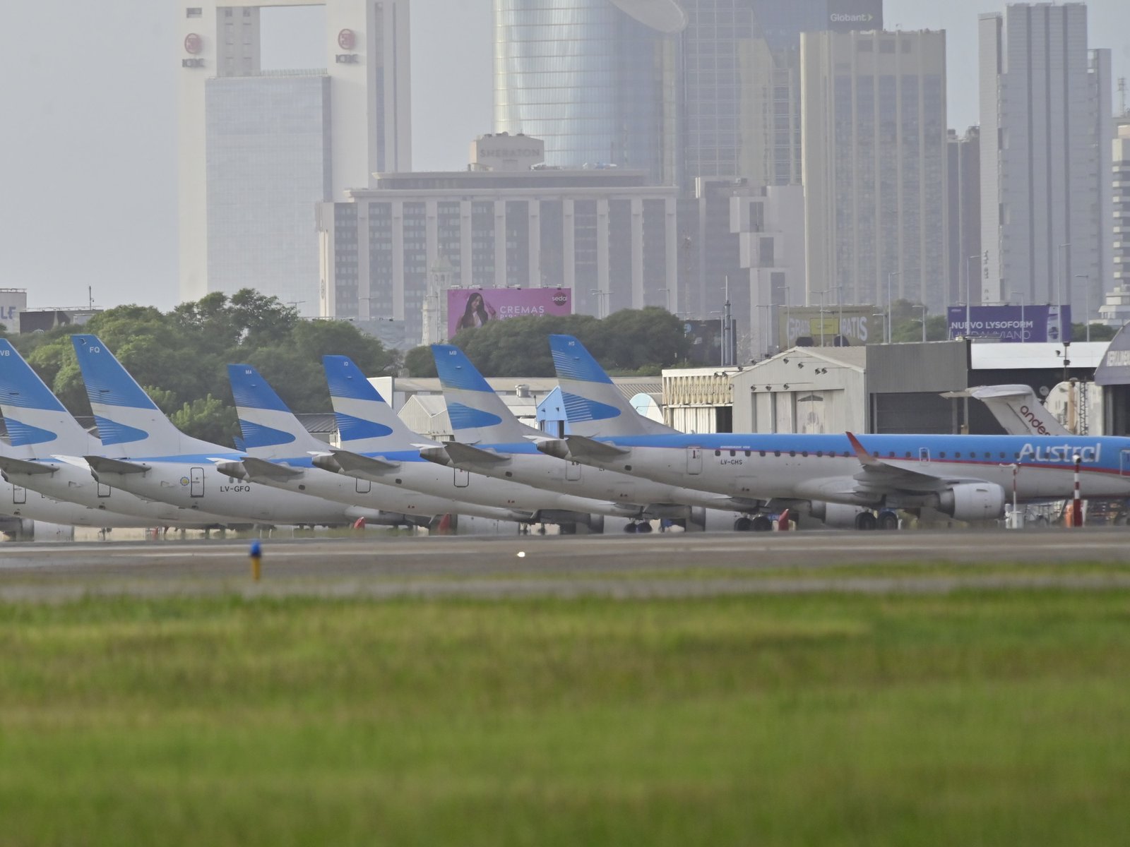 un avión de Aerolíneas Argentinas que despegó de Aeroparque sufrió una falla y aterrizó de emergencia en Ezeiza