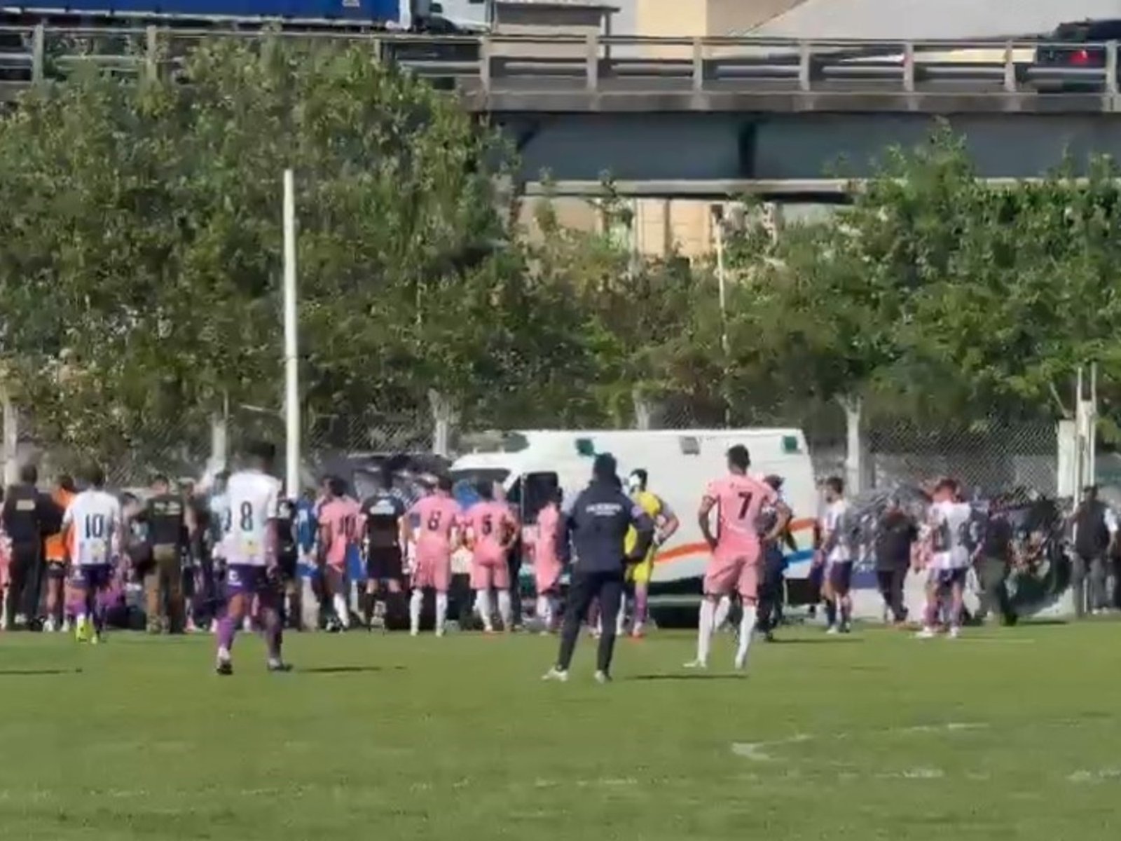 un futbolista de Sacachispas se golpeó la cabeza contra un paredón de la tribuna