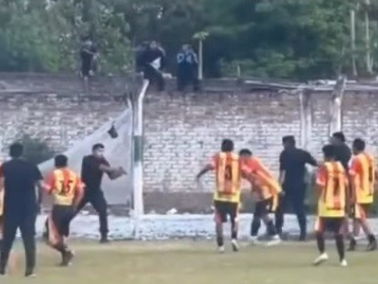 un policía sacó su arma y se enfrentó a los jugadores al final de un partido de fútbol