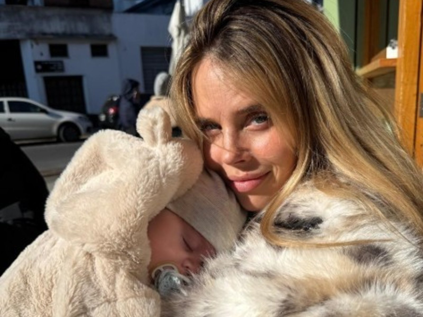 una influencer y su bebé fueron atacados con un fierro por ser judíos