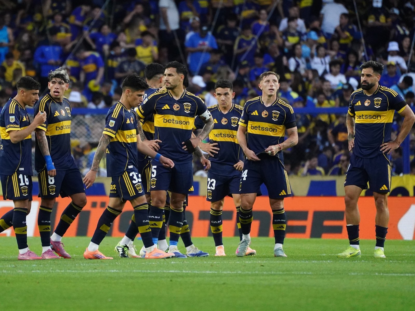 varios aplazados, Paredes que sufrió el desgaste y apenas una actuación para destacar