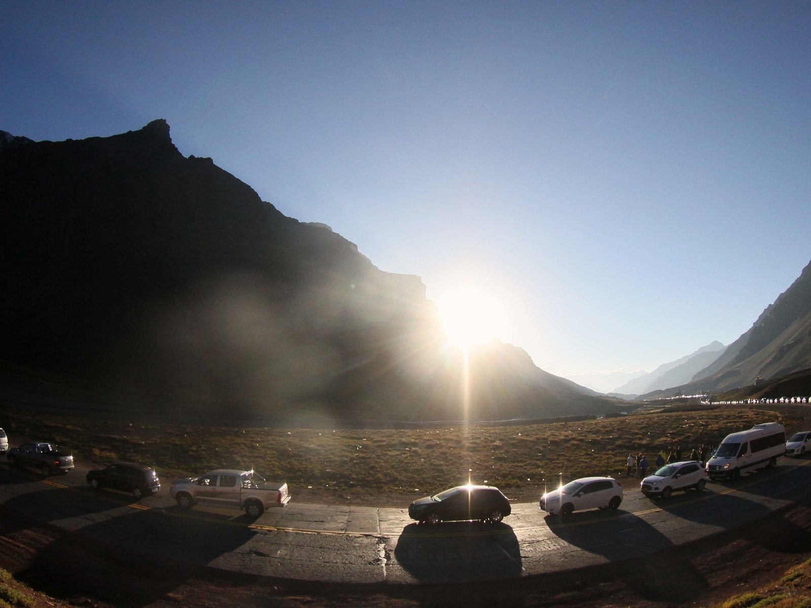 volvió el furor por las compras en Chile, hasta 6 horas de colas y más de 15.000 personas por el paso Cristo Redentor
