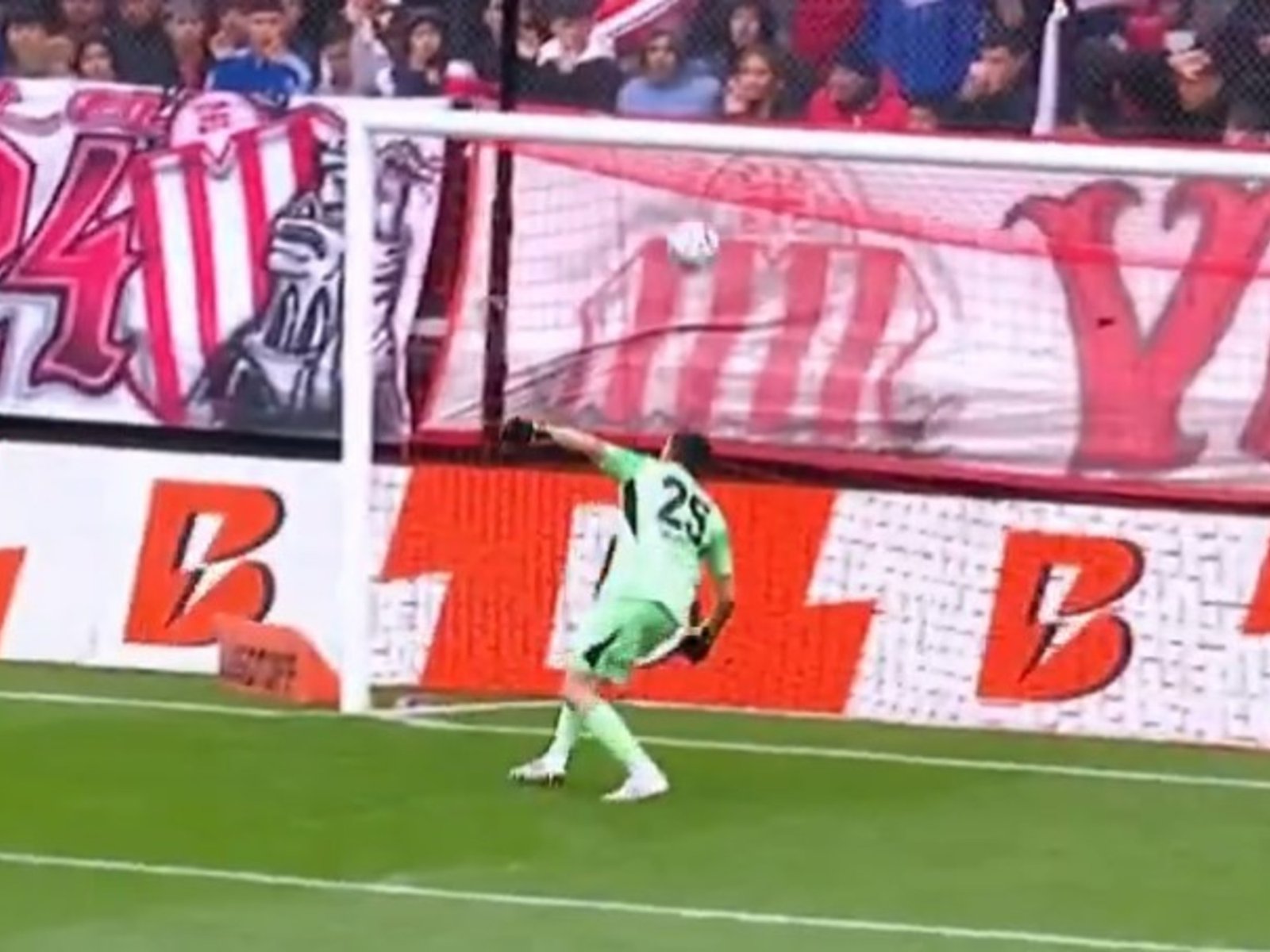 zapatazo de 35 metros para la victoria de Barracas que complica a Boca de cara a la Copa