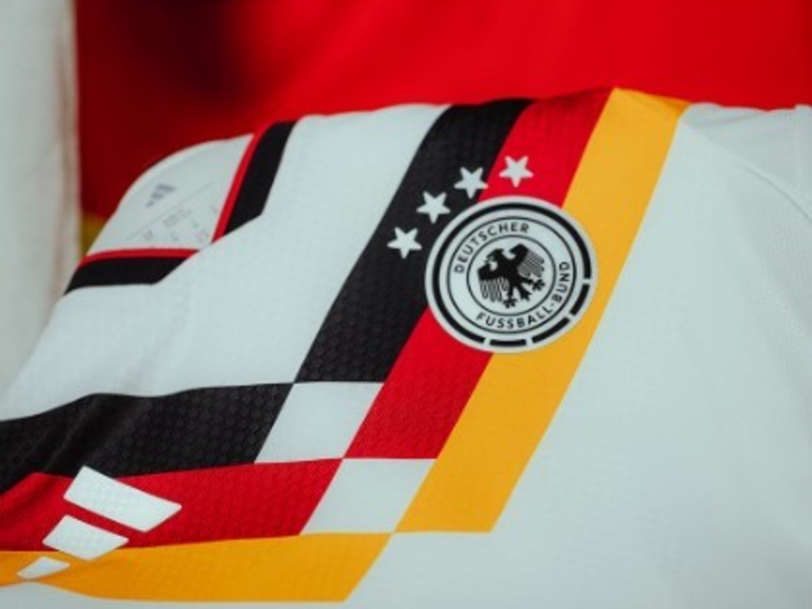 Alemania presentó su camiseta con doble (mal) recuerdo para los argentinos :: Olé