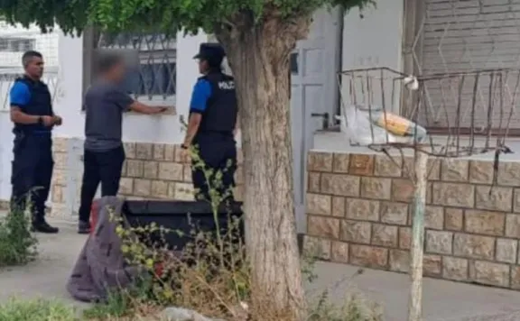 Cayó “Chucky” Monsalvo cargando dos televisores envueltos en una manta