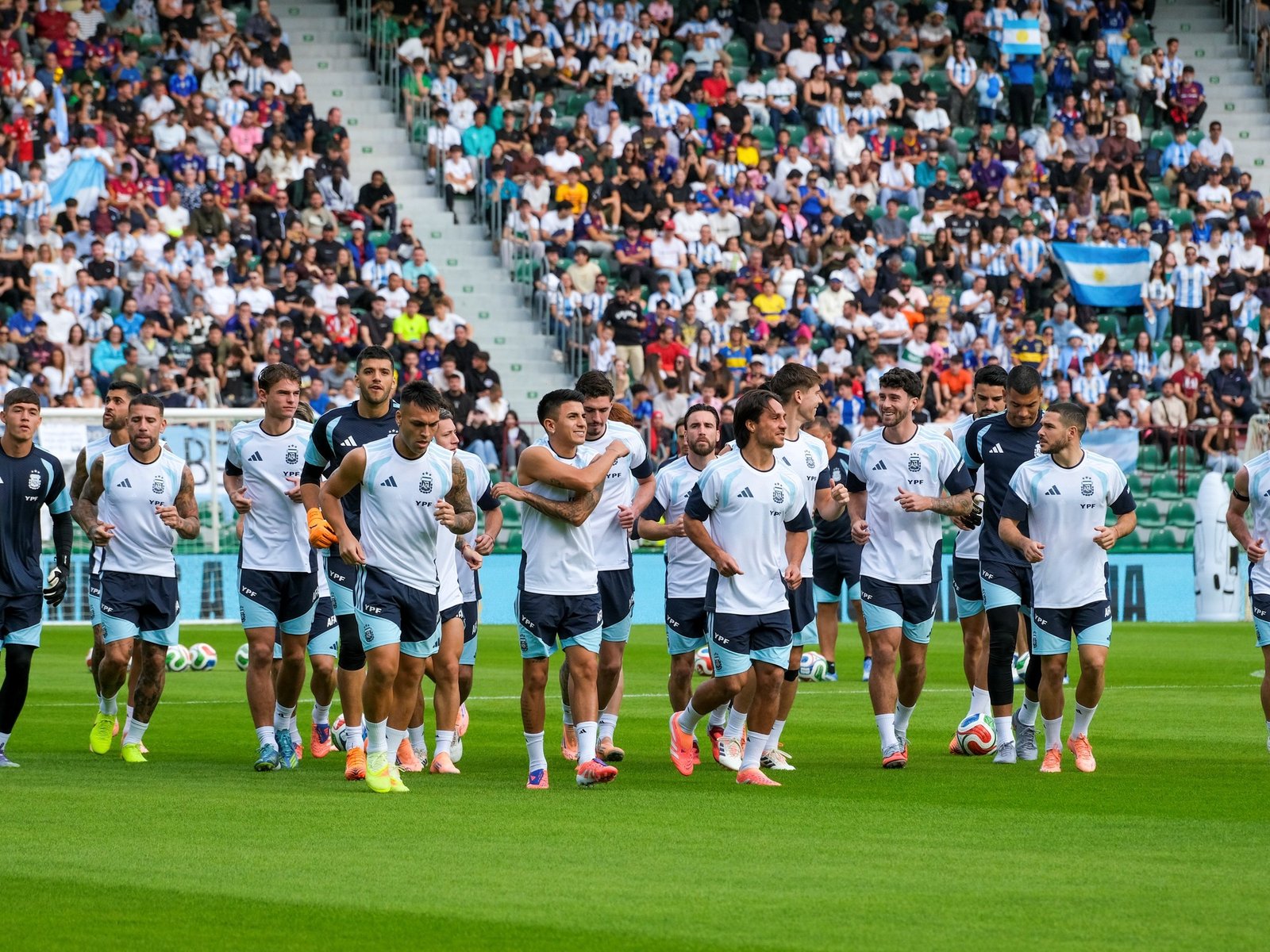 Con un Messi estelar y el himno argentino de fondo, la Selección entrenó en España ante 20 mil hinchas, en la previa del viaje a Angola