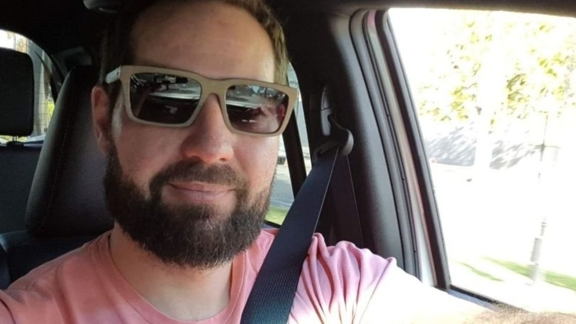 Concejal libertario detenido manejaba borracho un BMW sin patente y con una copa de vino en la mano