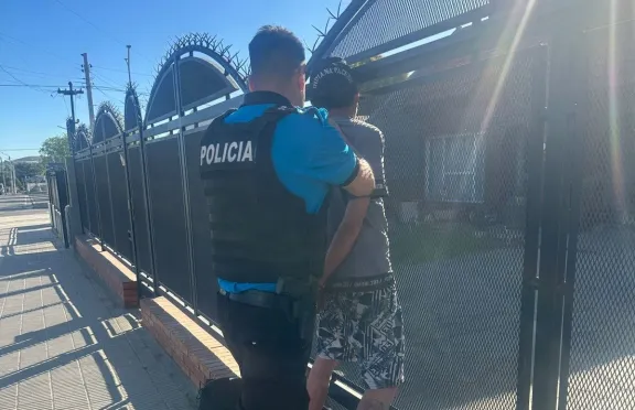Detienen a un hombre por querer sustraer una cubierta en barrio Pueyrredón
