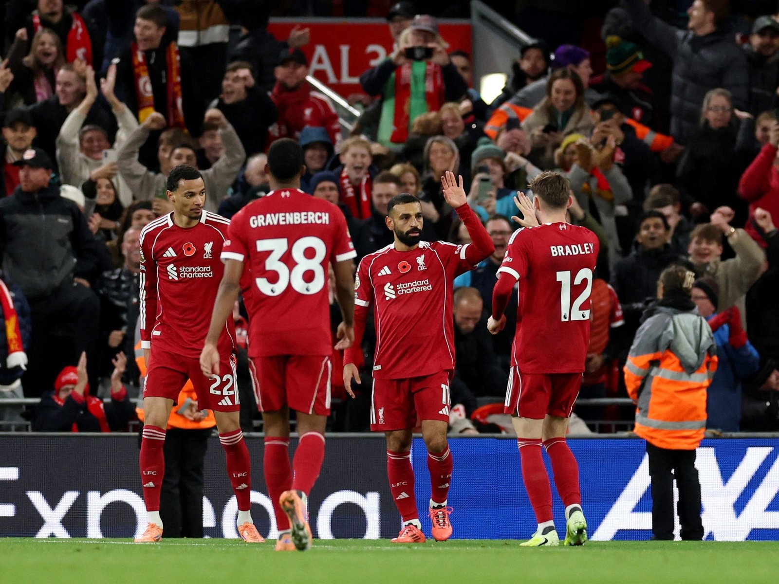 Dibu Martínez cometió un error grosero con el pie y le abrió el camino del triunfo al Liverpool de Mac Allister sobre Aston Villa