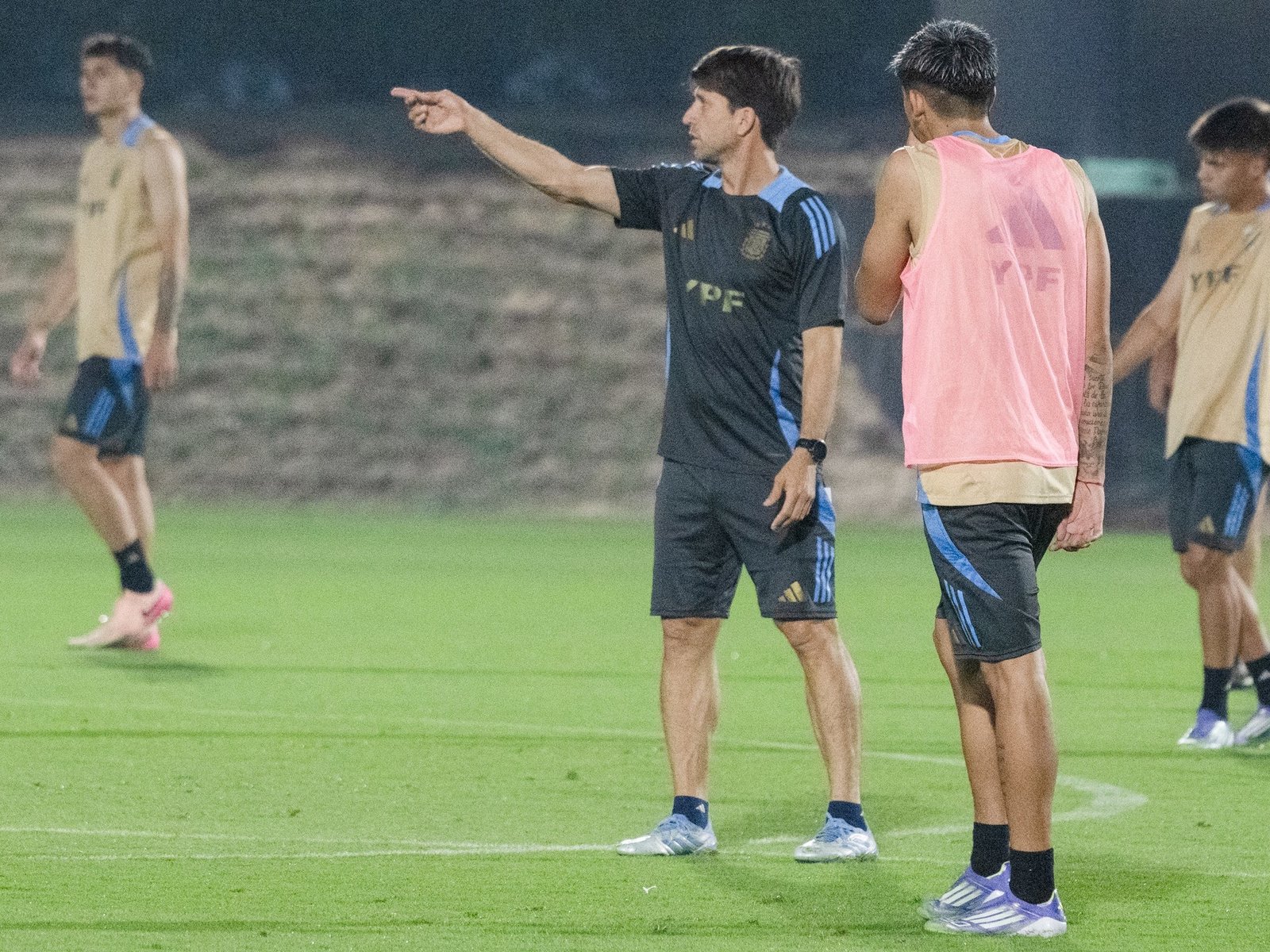 Diego Placente quiere llevar a la Sub 17 a conocer el predio donde concentraron Messi y la Scaloneta en Qatar 2022: “Es impresionante estar acá”