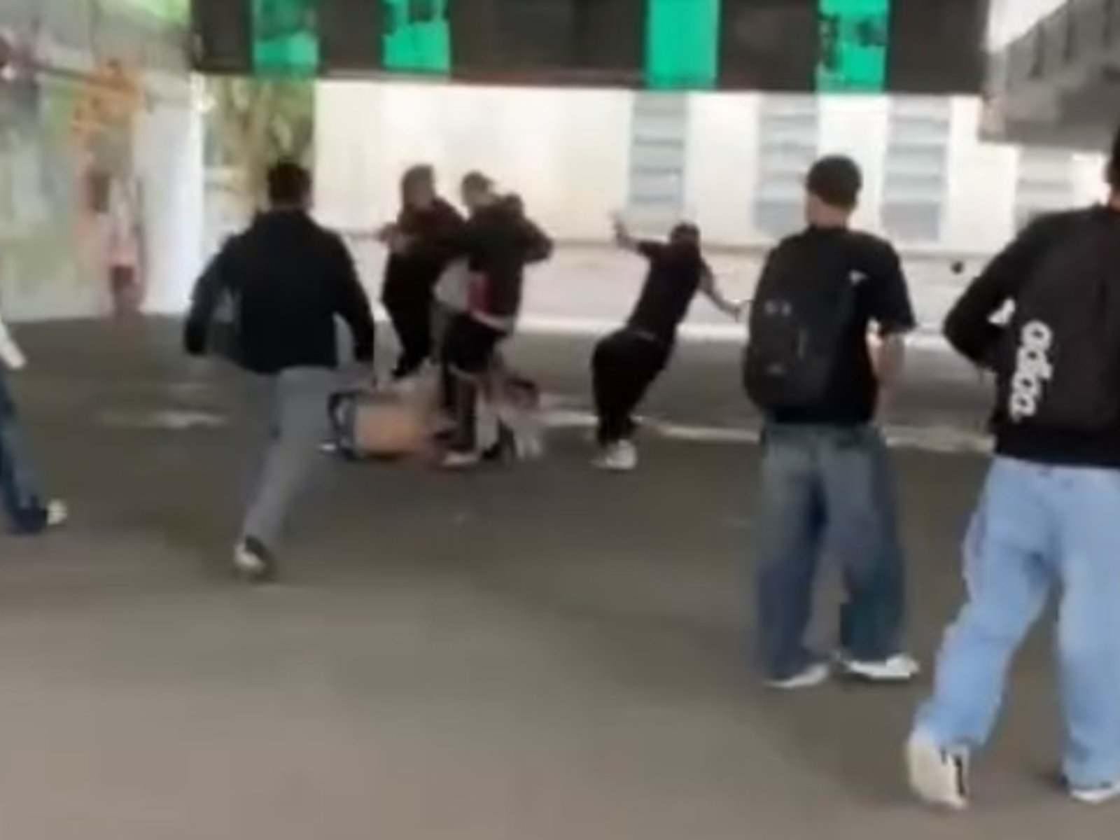 El chico que agredió a sus compañeros y una preceptora aun era alumno de la escuela: ahora sí lo expulsaron