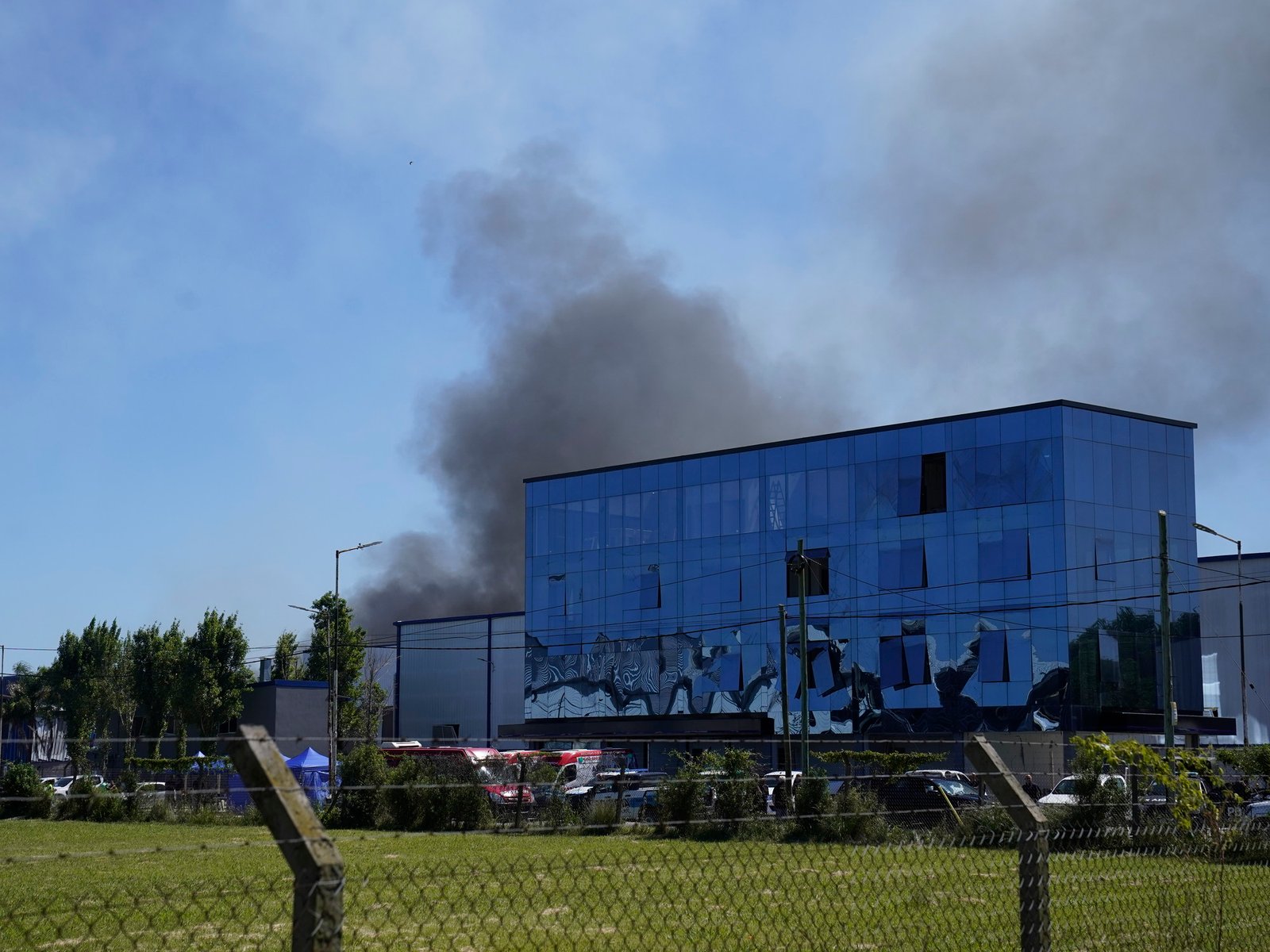 El duro regreso a la fábrica en ruinas tras el incendio en Ezeiza y una reparación de 10 millones de dólares