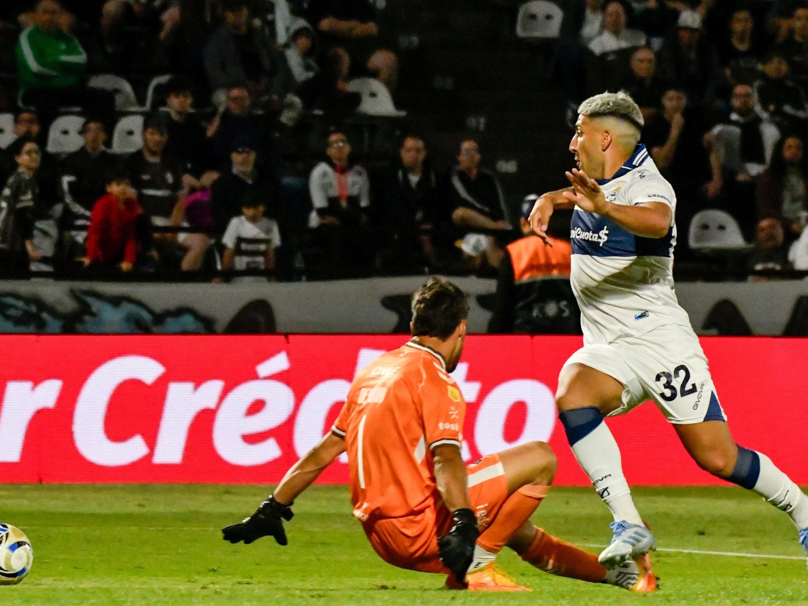El gol que no pudo hacer Pelé: a pura gambeta, el Chelo Torres convirtió para Gimnasia :: Olé