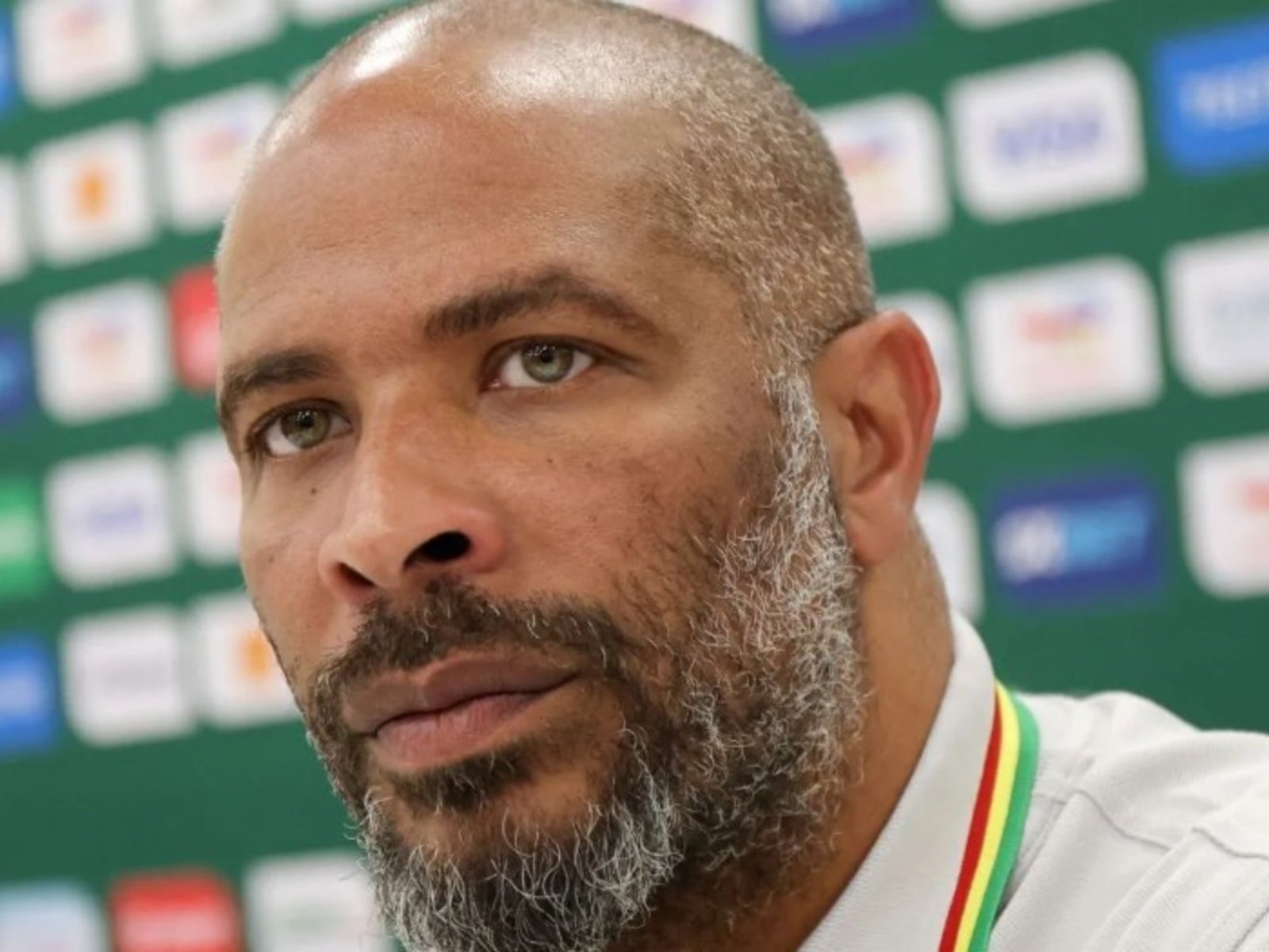 El técnico de la eliminada Nigeria tuvo que ofrecer disculpas tras asegurar que el plantel del Congo le hizo brujerías :: Olé