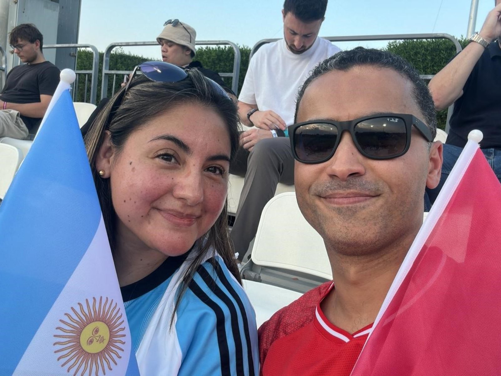Ella es mendocina y el de Túnez, la curiosa pareja que llamó la atención en el Mundial Sub 17 en el segundo partido de la Argentina