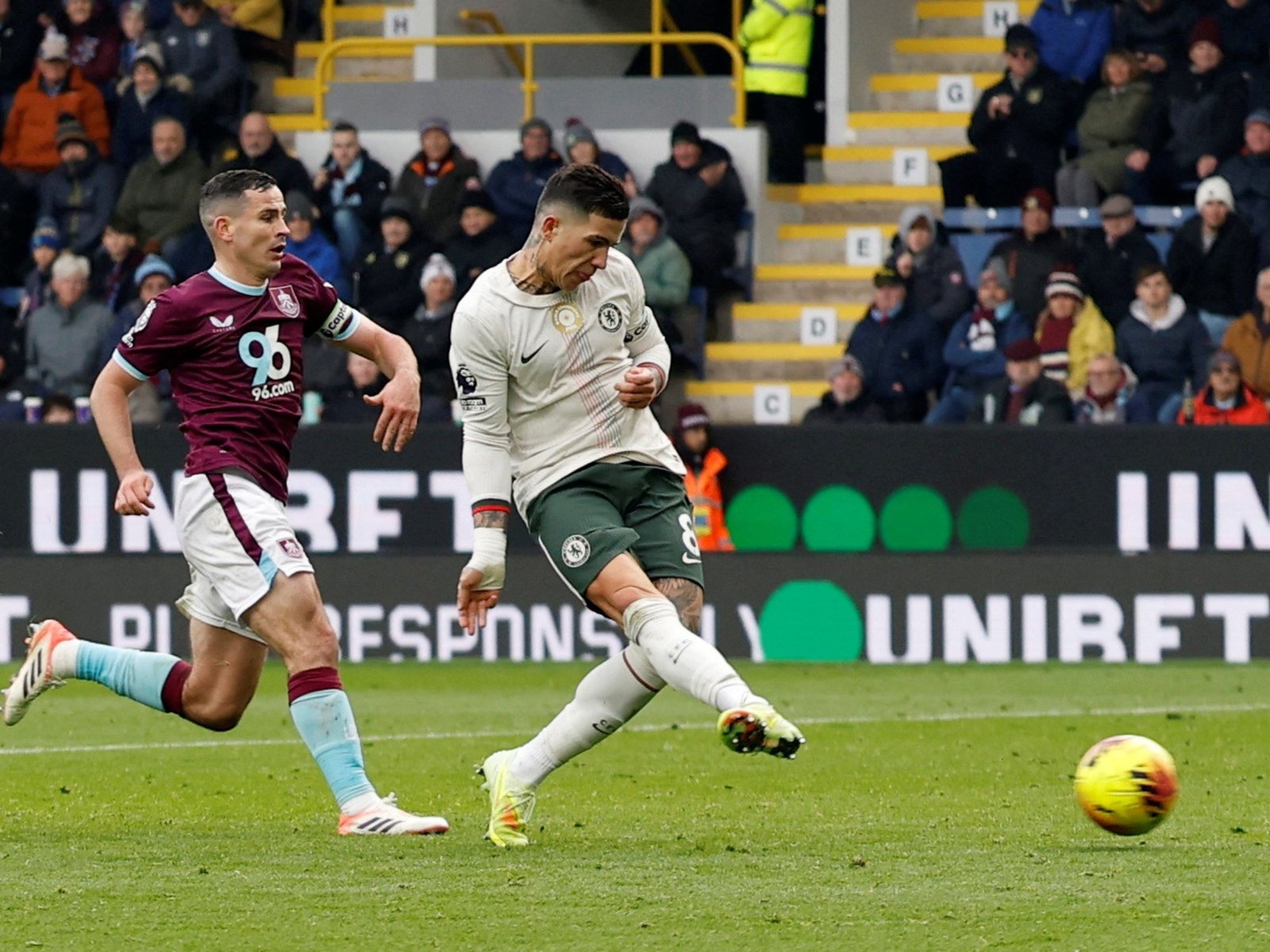 Enzo Fernández selló el triunfo de Chelsea, que da pelea en la Premier y le metió presión al Arsenal