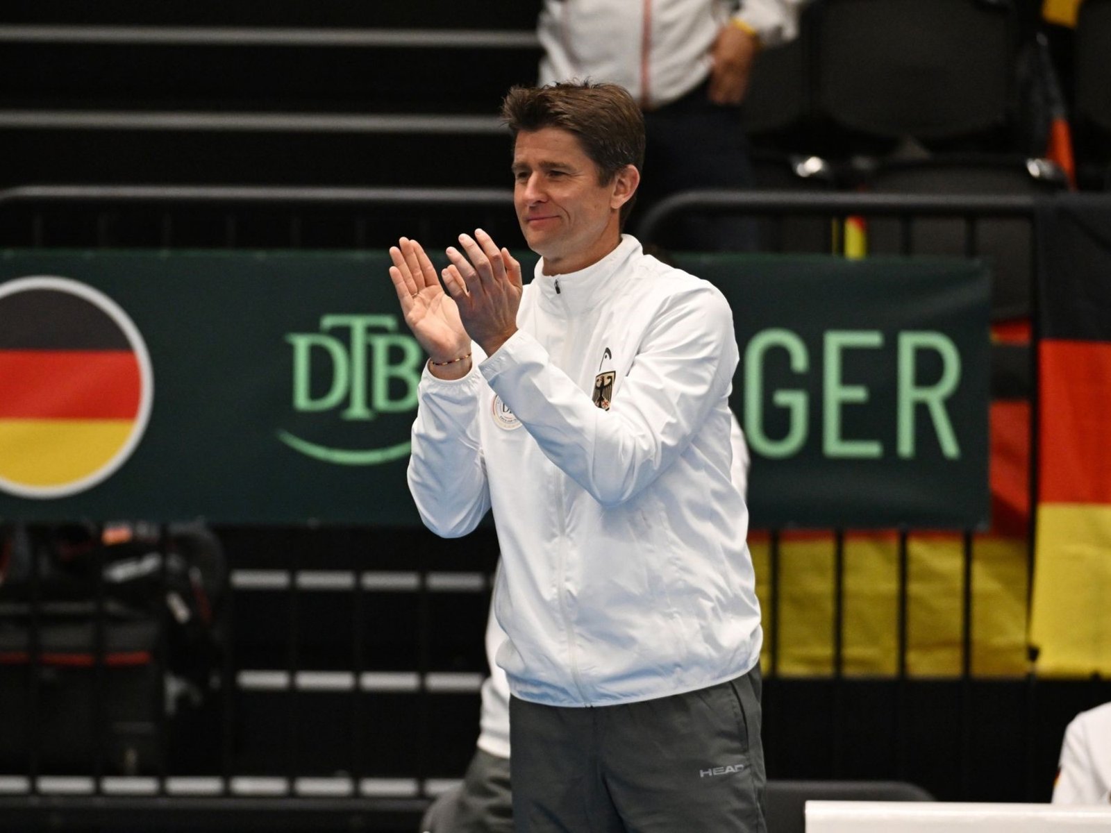 “Equipo duro y serie apretada”