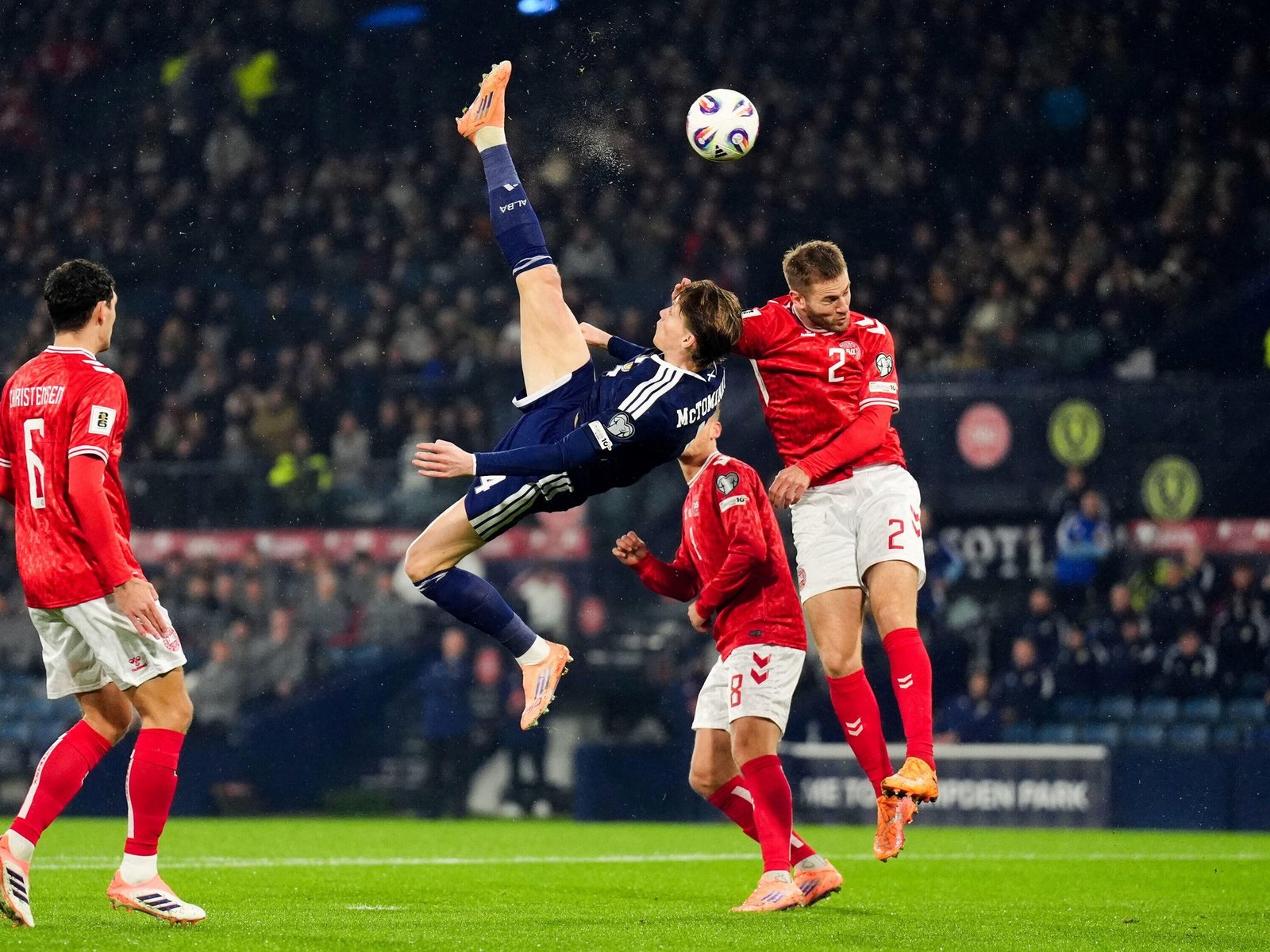 Escocia le gana a Dinamarca con una chilena inolvidable de Scott McTominay y se está metiendo en el Mundial 2026