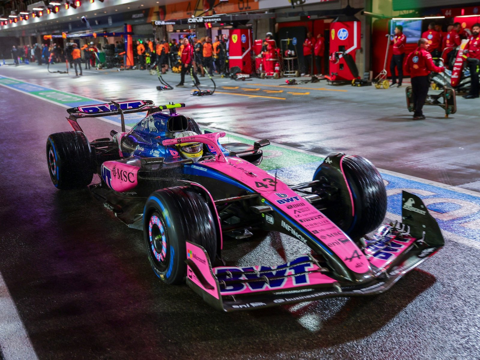 Franco Colapinto aprobó el examen de correr con lluvia y de noche en un callejero, avanzó a Q2 y protagonizó una salvada heroica en la clasificación del GP de Las Vegas