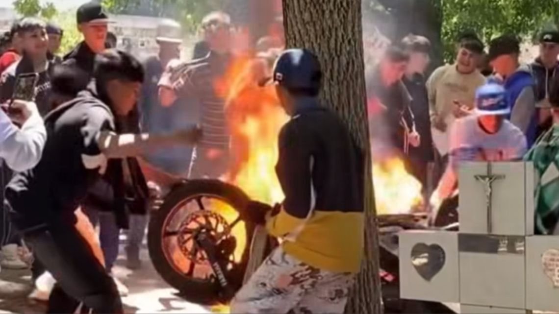 “Funeral tumbero”: quemaron una moto encima de la tumba del joven de 15 años asesinado a tiros en La Plata
