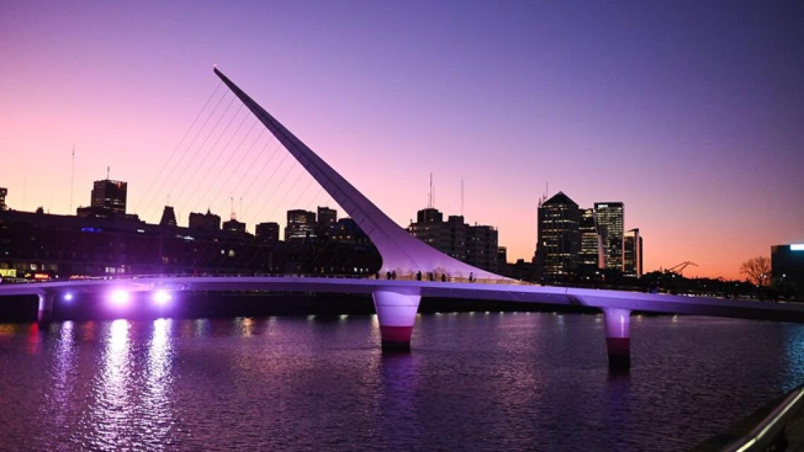Hallan un muerto que se arrojo del puente de la Mujer