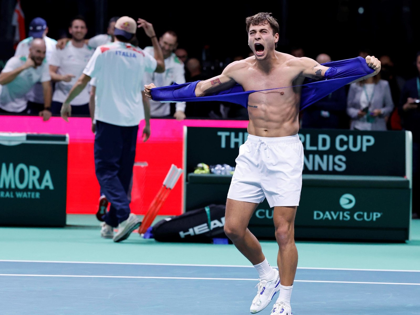 Italia se metió en la final de la Copa Davis tras un dramático tie break en el que Cobolli levantó 7 match points y fue el héroe ante la ausencia de Sinner