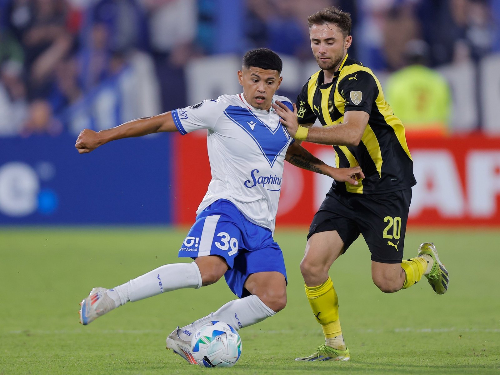 La FIFA confirmó la inhabilitación por un año para un jugador de Vélez por falsificación de documentación