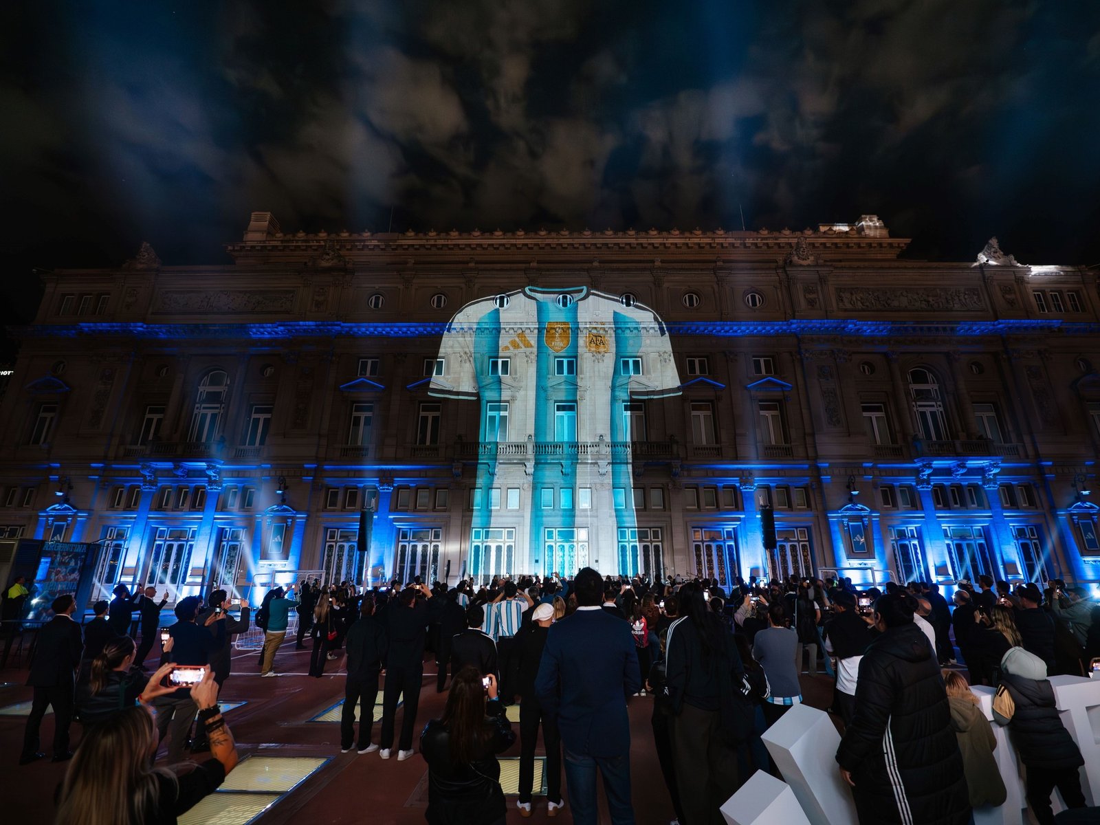 La imponente presentación de la camiseta de la Selección Argentina en el Teatro Colón