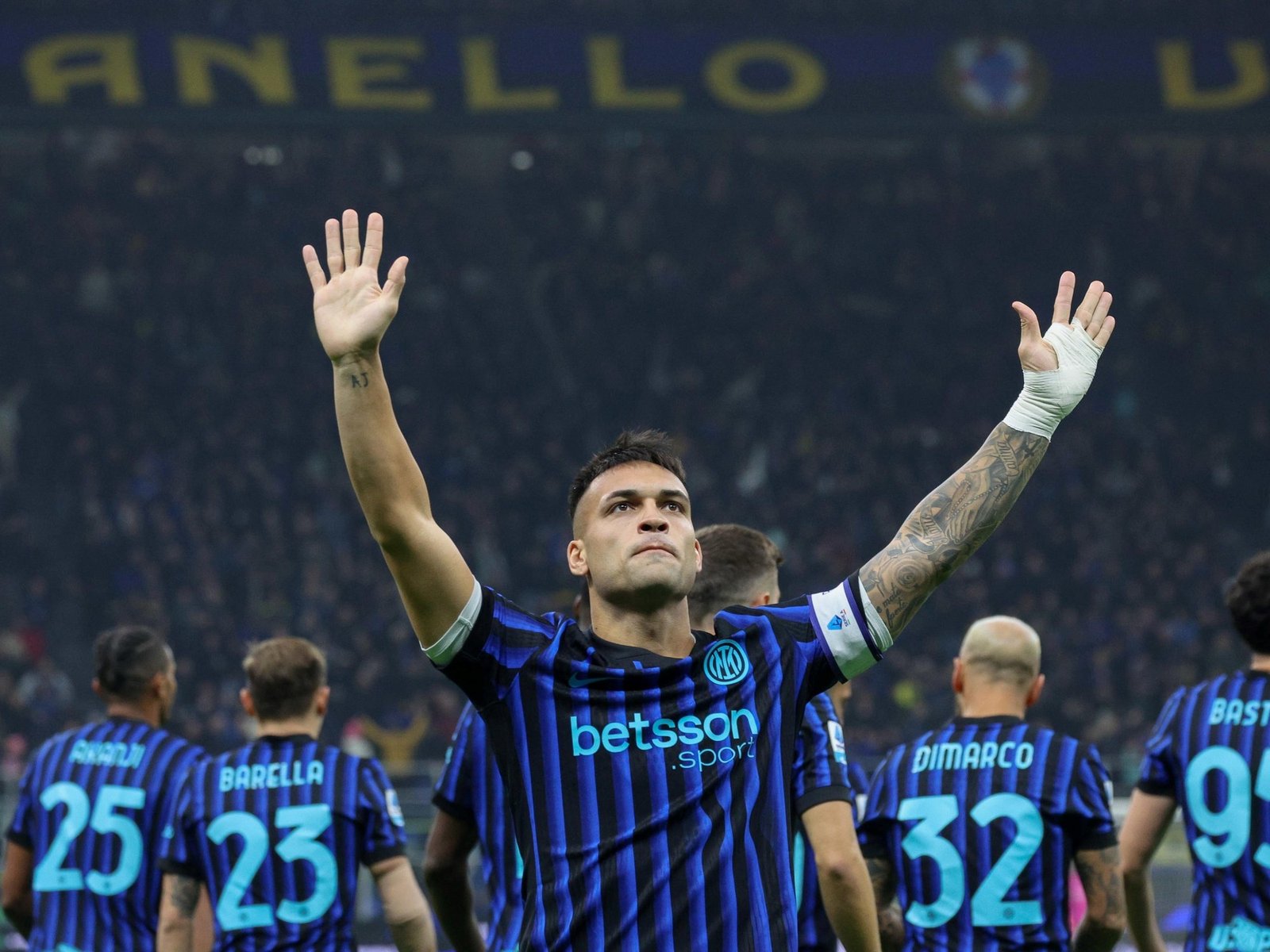 Lautaro Martínez clavó otro golazo para hacer historia en el Inter, que aprovechó la derrota del Napoli y es líder junto a Roma en Italia