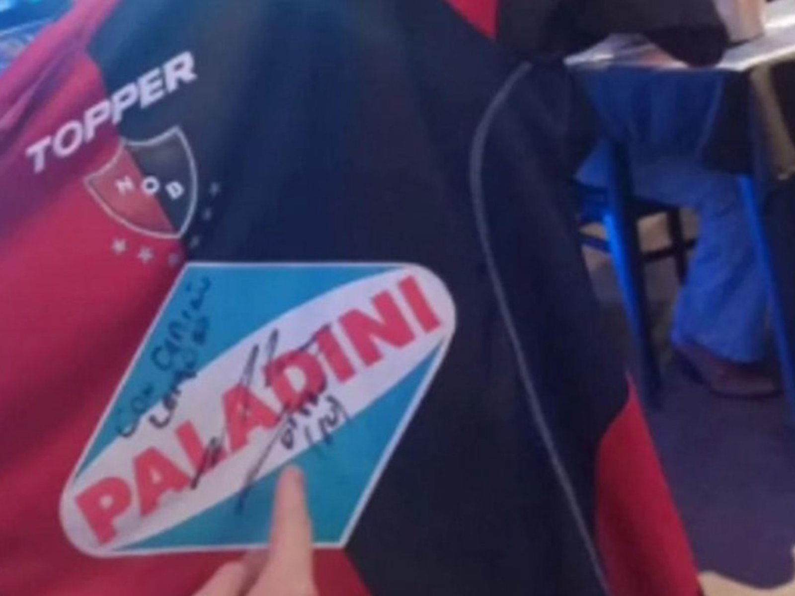 Les robaron una camiseta de Newell’s firmada por Maradona a unos fanáticos en Córdoba e intentan recuperarla: “Tiene un valor incalculable”