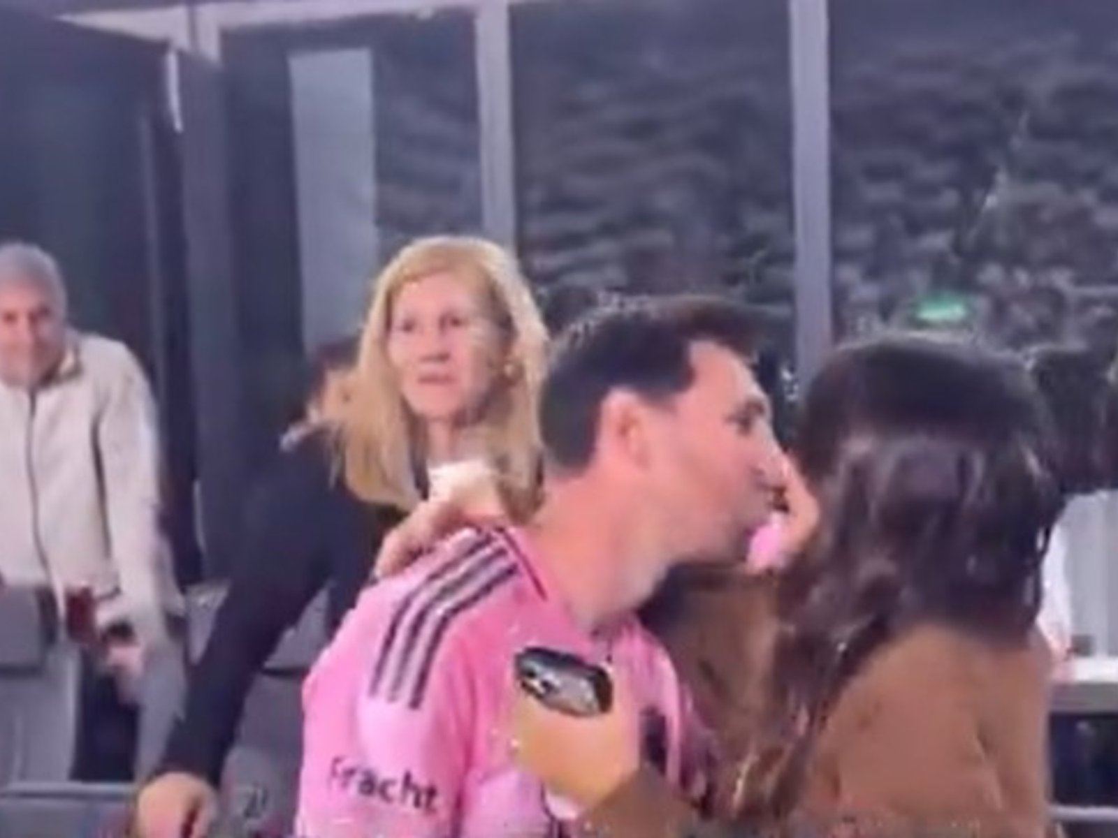 Lionel Messi le dio un tierno beso a Antonela Roccuzzo y ya palpita la final de la MLS contra su “bestia negra” Thomas Müller: “Un pasito más”