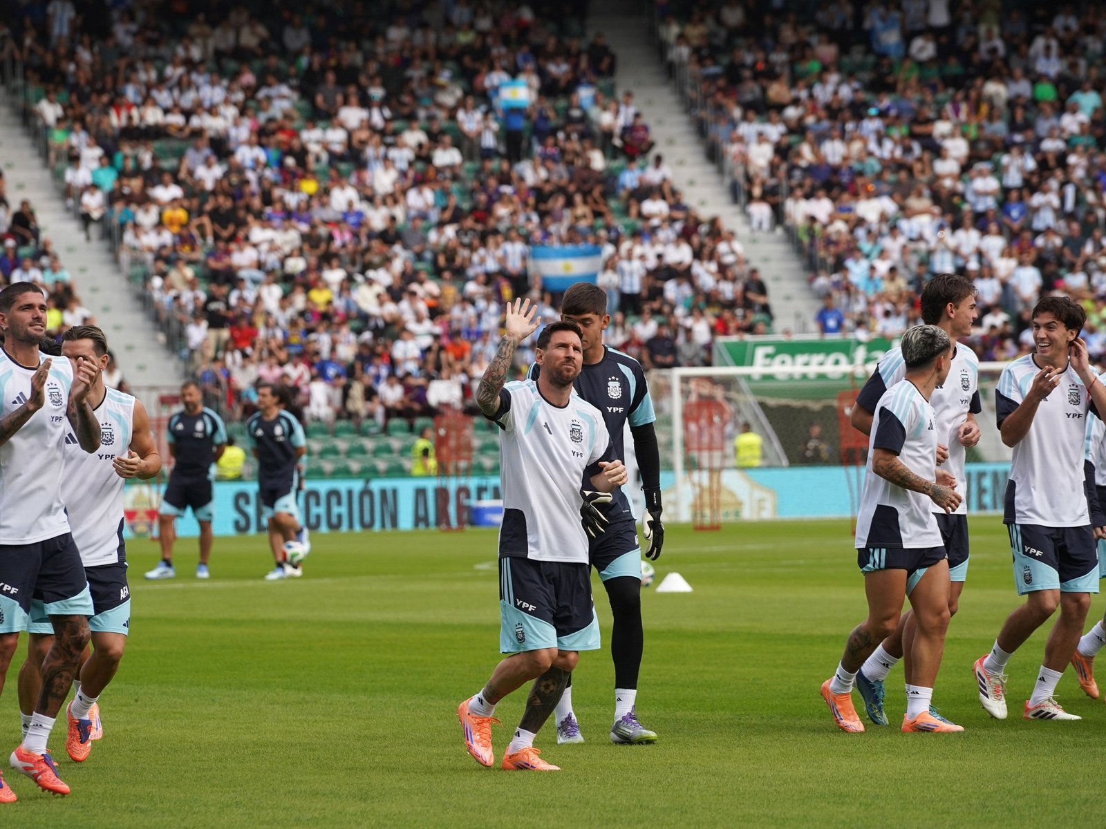 Locura por la Scaloneta en España: más de 20 mil personas asistieron al entrenamiento abierto de la Selección :: Olé