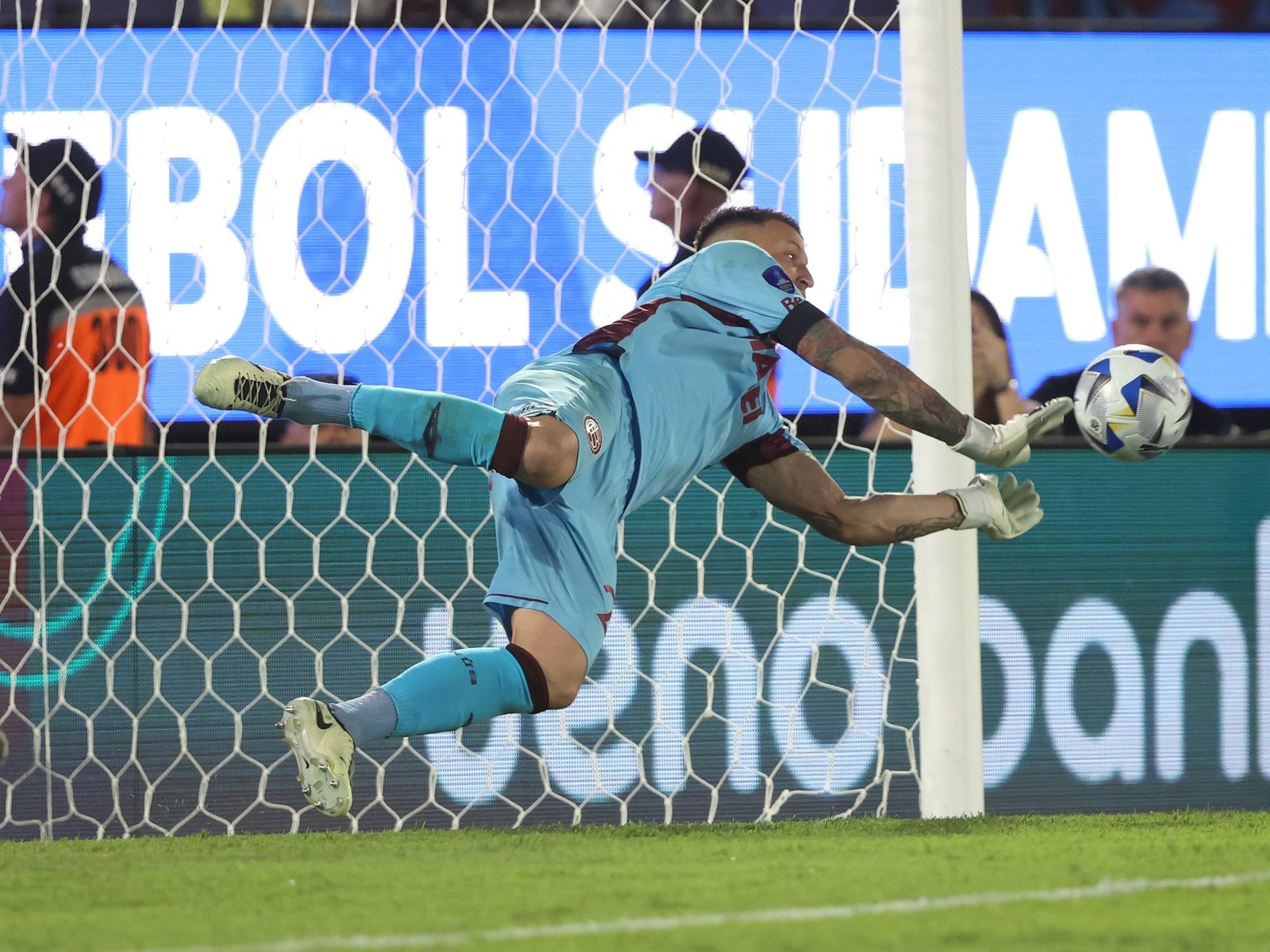 Losada se llevó todos los aplausos, pero tuvo a Izquierdoz y Canale como sus protectores