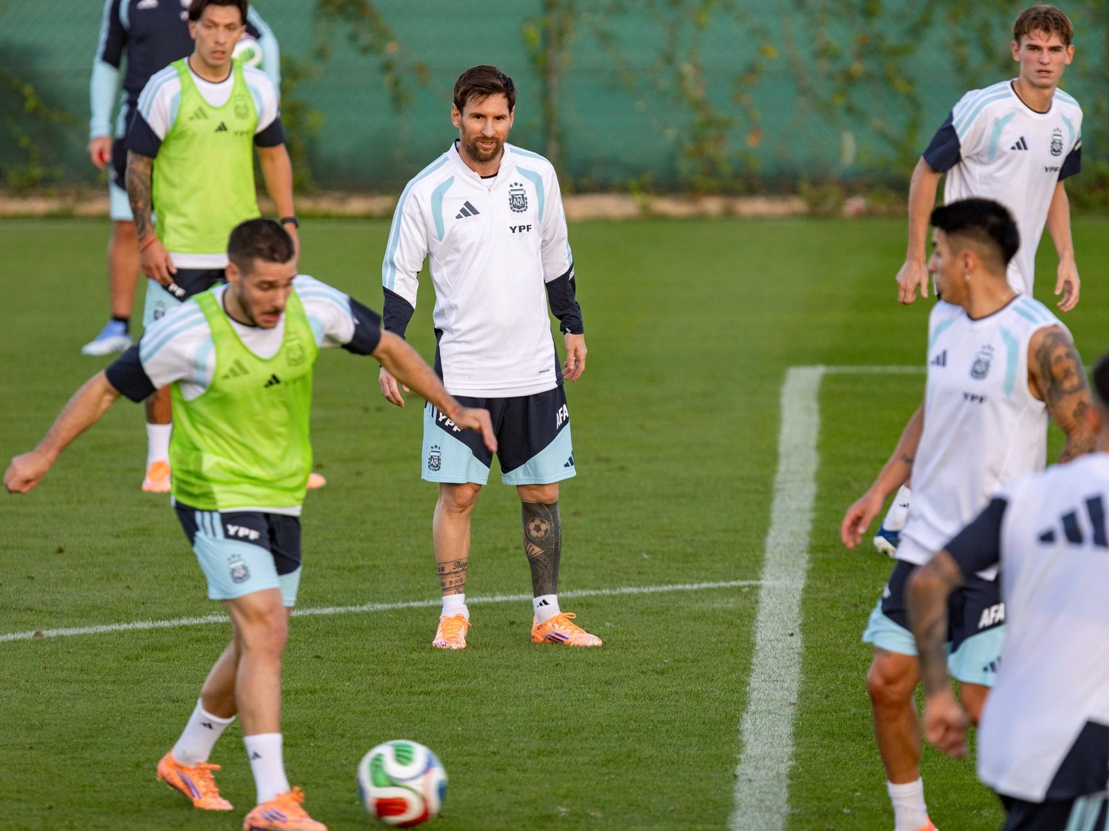 Messi y otro gesto de líder :: Olé